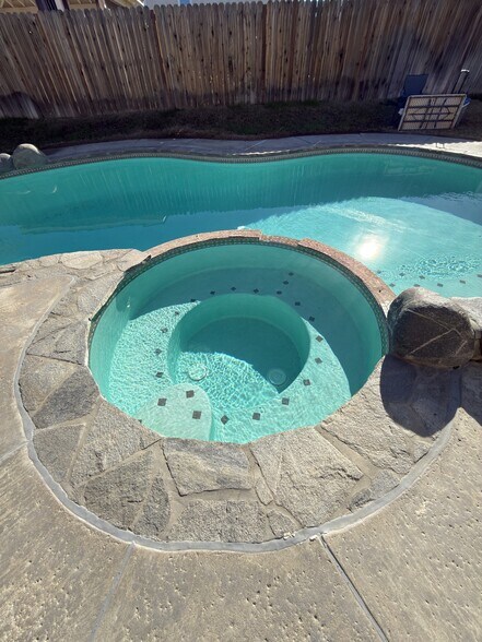 Pool/Jacuzzi - 2338 Langhorn St