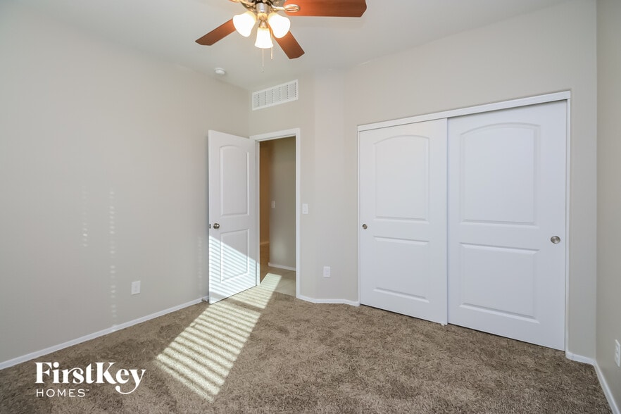 Building Photo - 4742 E Pearl Rd