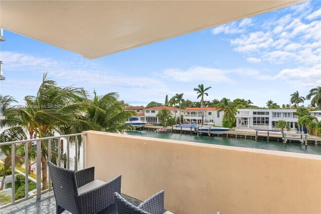 Building Photo - 9440 W Bay Harbor Dr