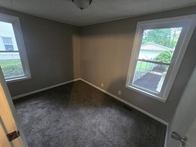 Building Photo - 3 Bedroom Home in Champaign!