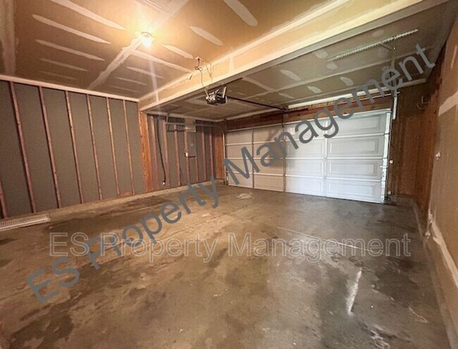 Building Photo - 6647 Crestwell Ln