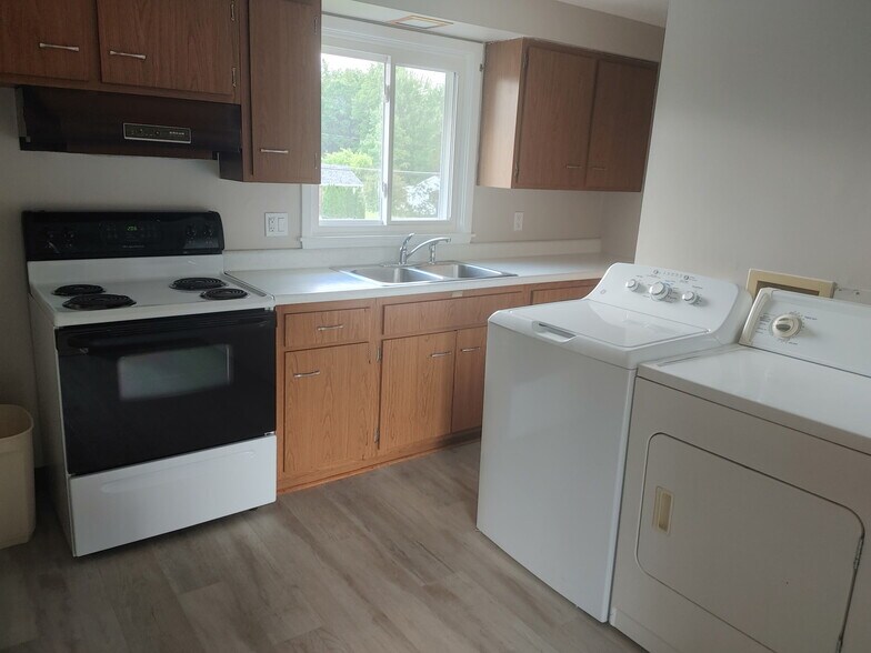 kitchen stove refrigerator washer and dryer - 2718 Stenzel Ave