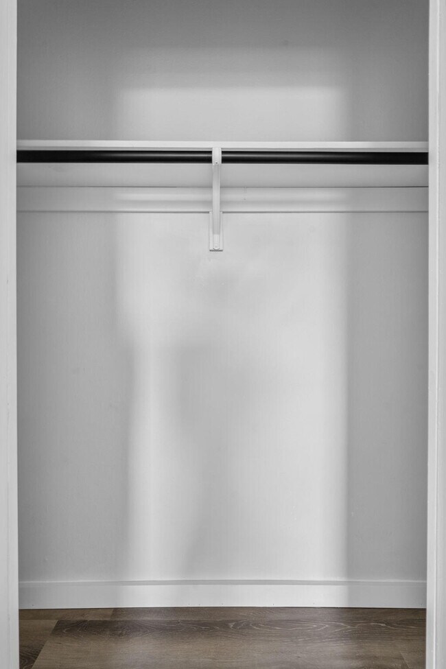 Building Photo - 527 E Walnut St