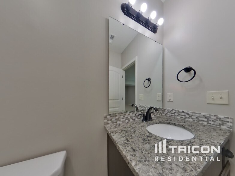 Building Photo - 1029 NE Copperwood Dr