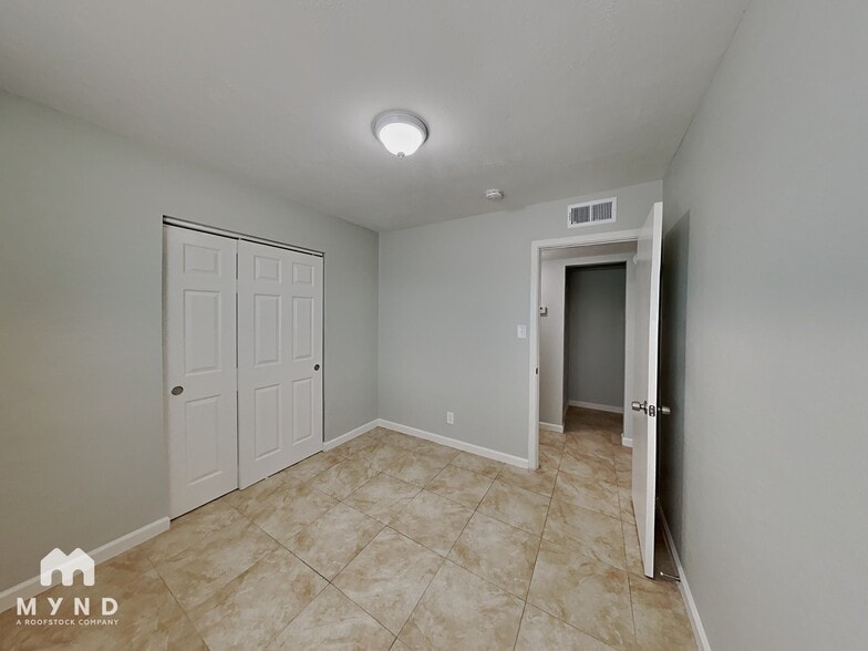 Building Photo - 640 Hause Ave