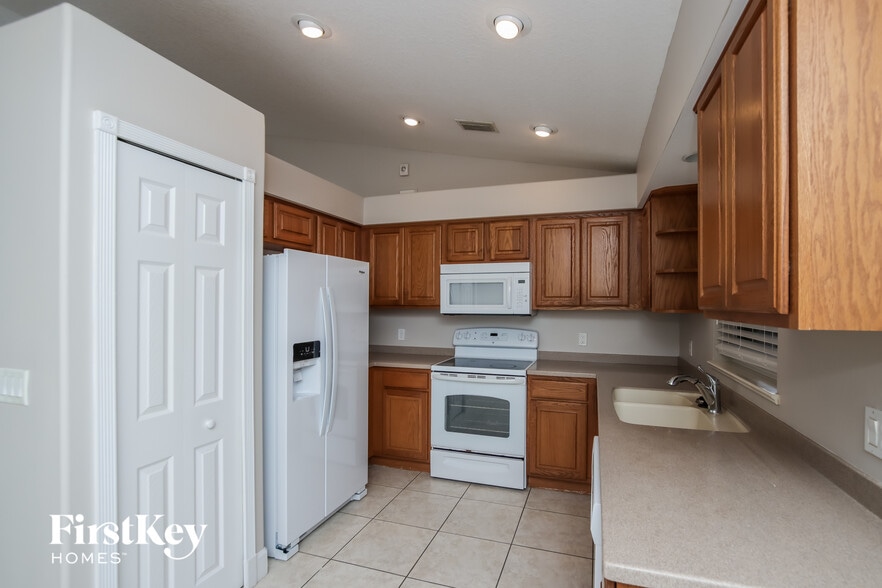 Building Photo - 914 Caligula Ave SE