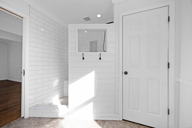 Building Photo - 180 White Mills Glendale Rd W