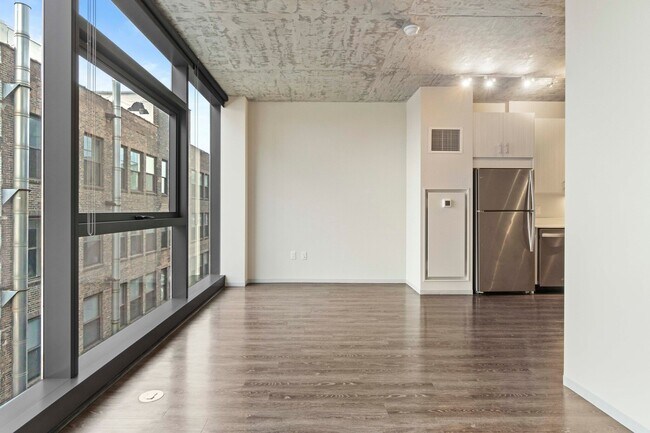 Building Photo - 727 S Clark St