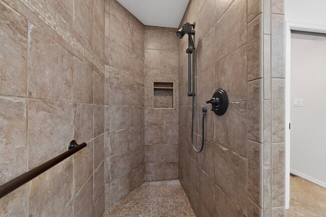 Building Photo - 9735 Village Green Dr NE