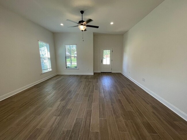 Building Photo - 3 Bedroom, 2 bathroom in Twin Beech Estate...