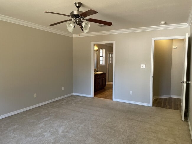 Building Photo - 8770 Kennedy Dr