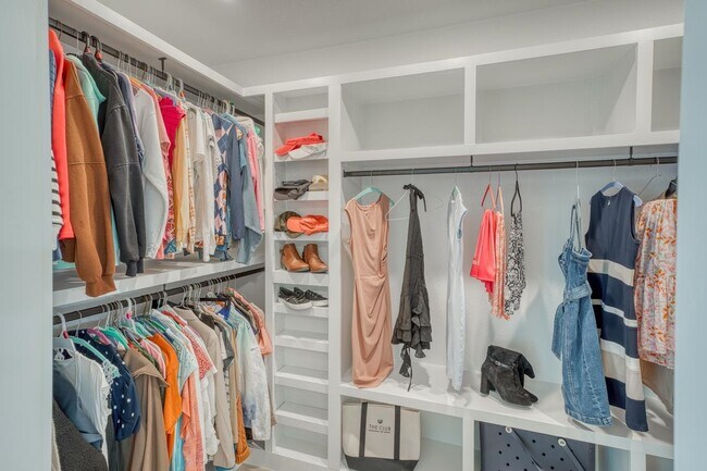 Building Photo - 3305 Close Call