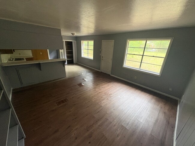 Building Photo - Large 3BR/2BA Home in Southern Hills Rent $1,300 / Deposit $1,100