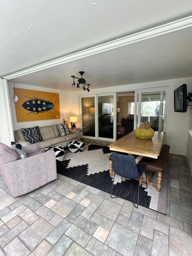 Building Photo - 1080 Walnut Terrace