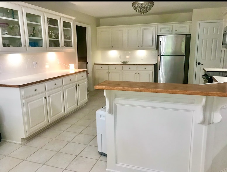Super sized Kitchen with laundry room entrance all ceramic tiled floor - 407 Clubview Dr