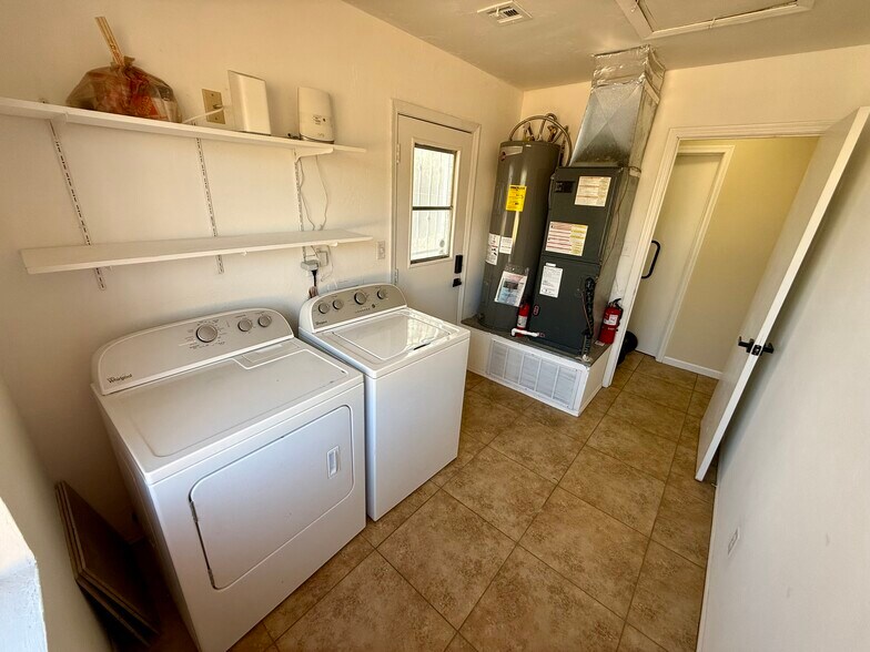 Building Photo - 1231 E Lee St