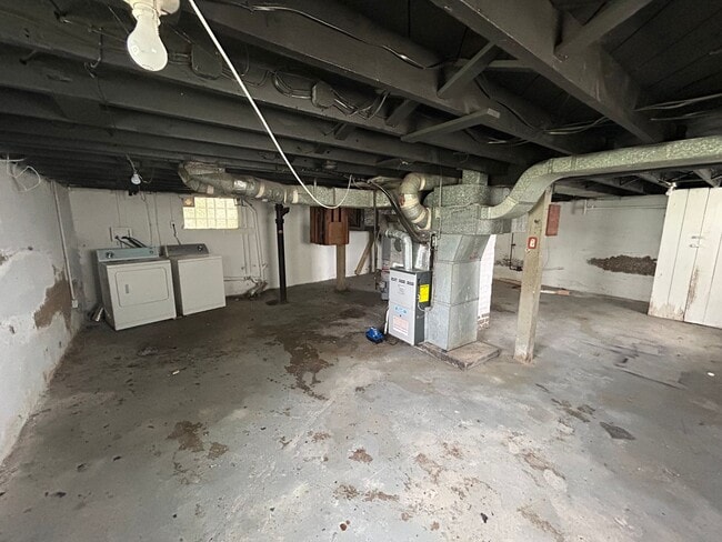 Building Photo - Spacious 3-Bedroom, 1 Bathroom Home Locate...