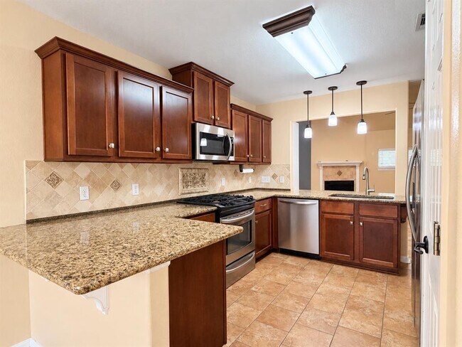 Building Photo - 807 Hilltop Dr