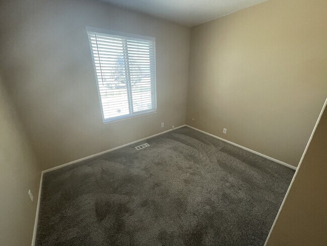 Building Photo - Spacious 6-Bed Oasis with Finished Basement & Cozy Fireplace.