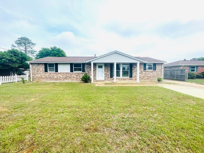 Primary Photo - ** 4 Bed 2 Bath Located in Prattville ** C...