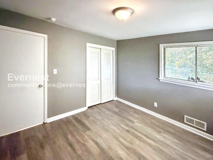 Building Photo - 937 Hickory Dr