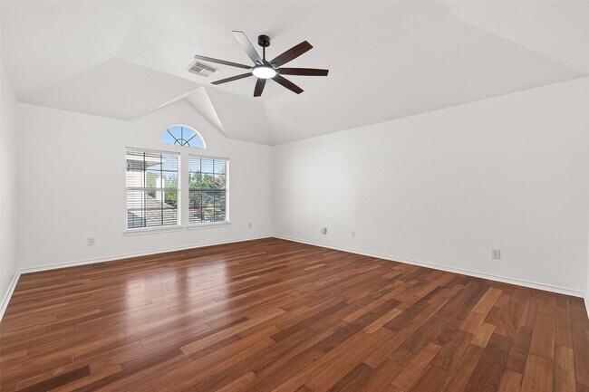 Building Photo - 1015 Longdraw Dr