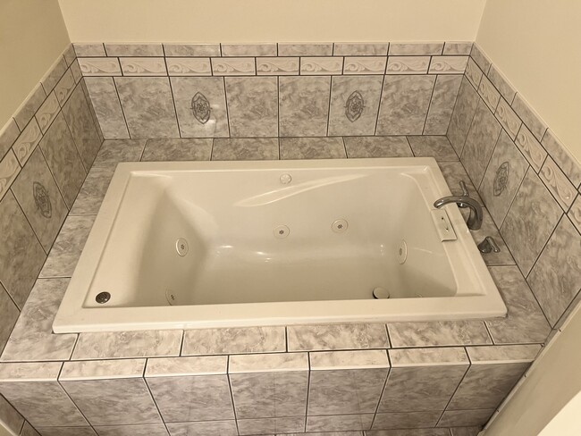 Jacuzzi Tub with Jets on 3rd Floor - 2410 Fleet St