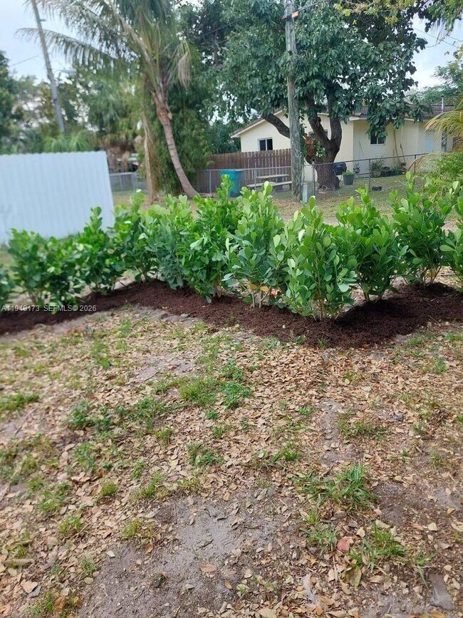 Building Photo - 11912 NE 10th Ave