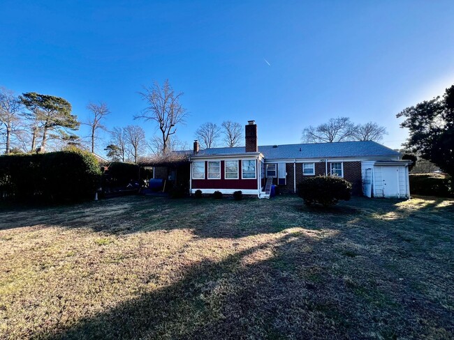 Building Photo - Lovely mid-century brick ranch on a beauti...