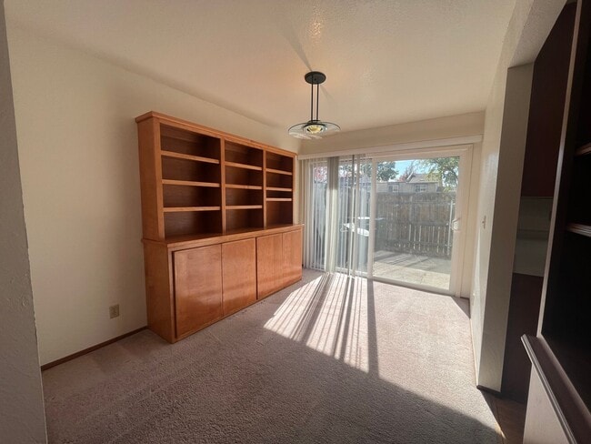 Building Photo - Spacious 4bed 2bath home available now!