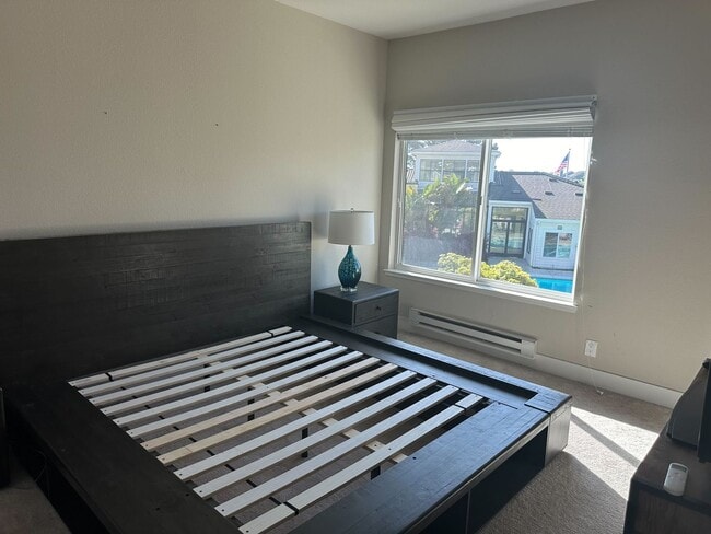 Building Photo - 2 bedroom / 2 bath condo - Waterfront Avai...