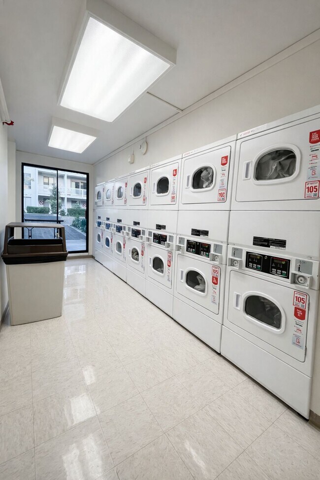 Building Photo - 4 Commodore Dr