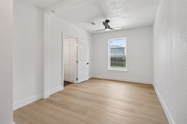 Building Photo - 1105 N Sylvania Ave
