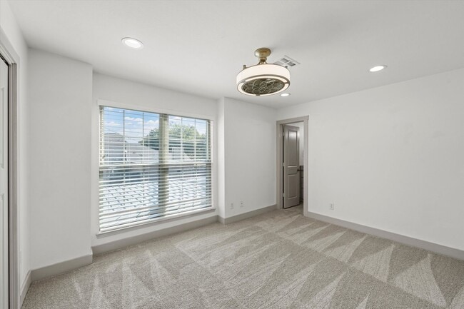 Building Photo - Updated Amazing Townhome