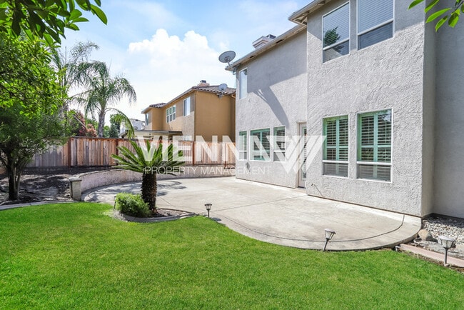 Building Photo - Beautiful 4 Bedroom Home in Great Location