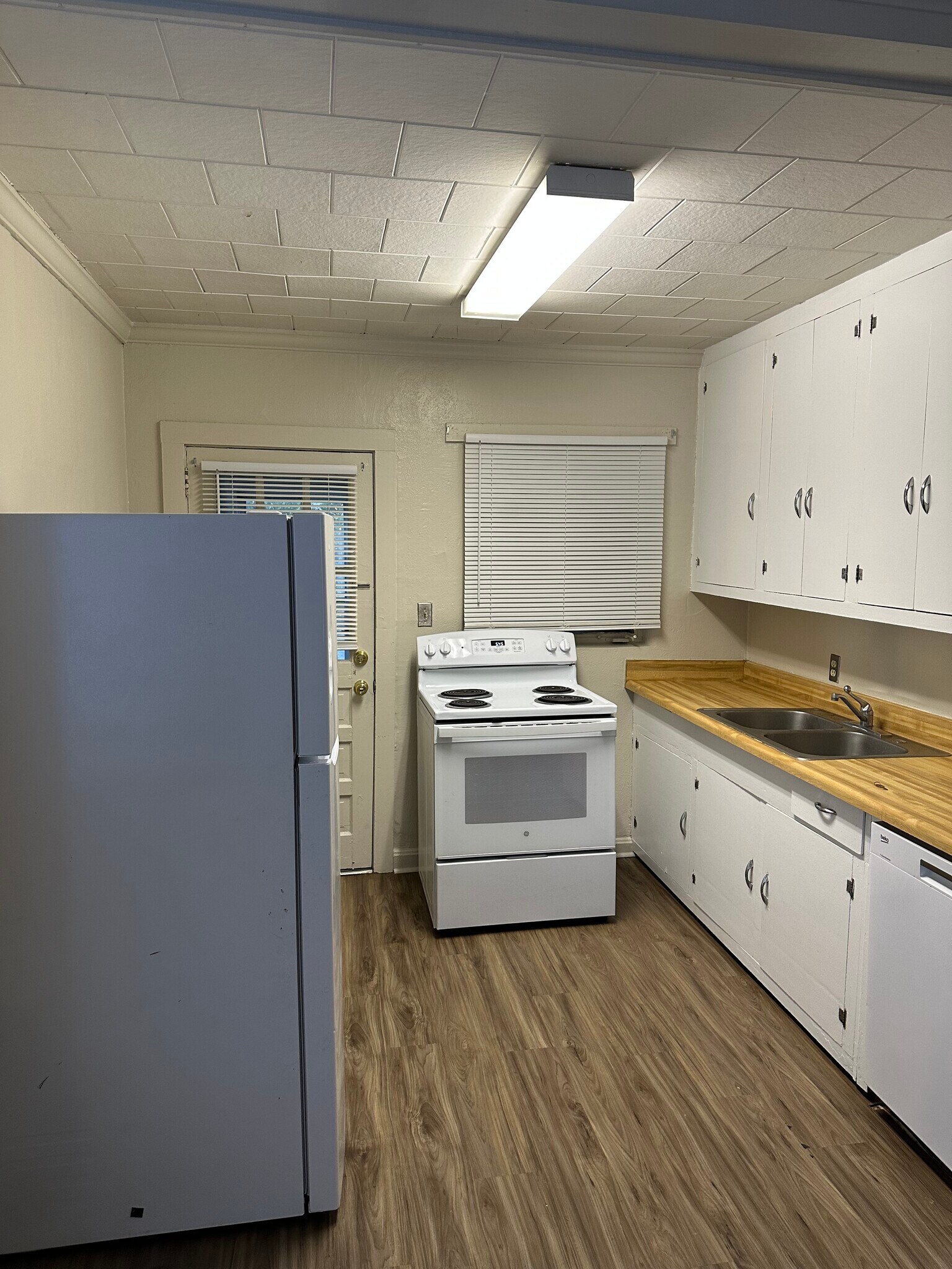 Building Photo - 402 W 22nd Street