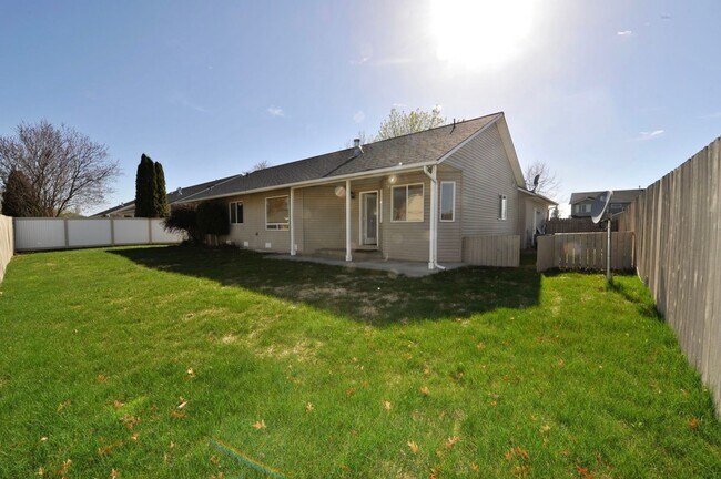 Building Photo - 3 bed 2 bath rancher with office