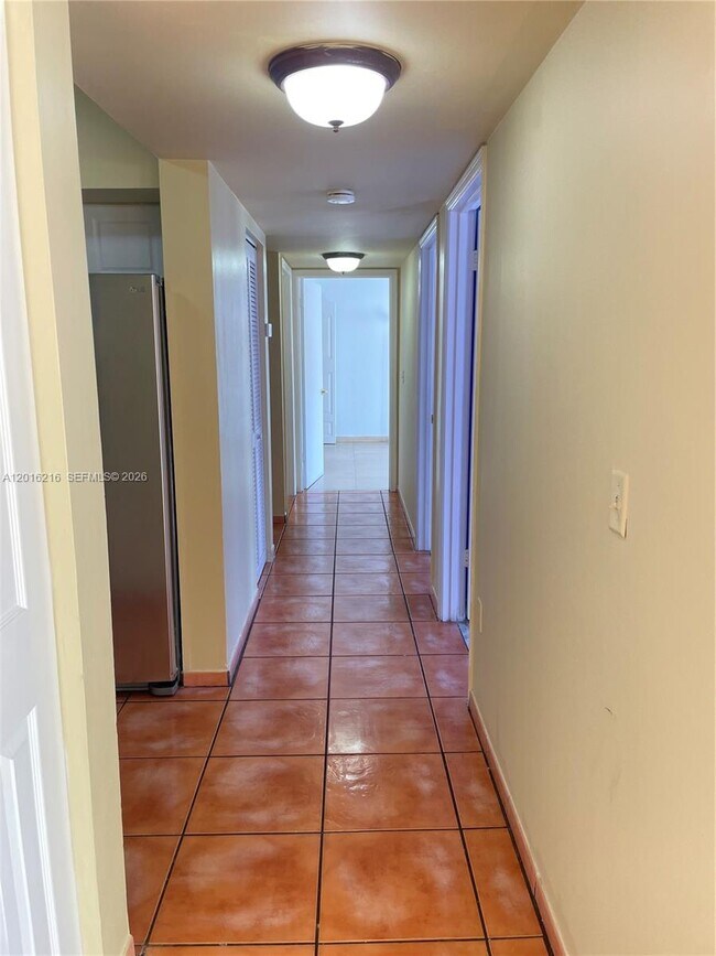 Building Photo - 6255 SW Kendale Lakes Cir