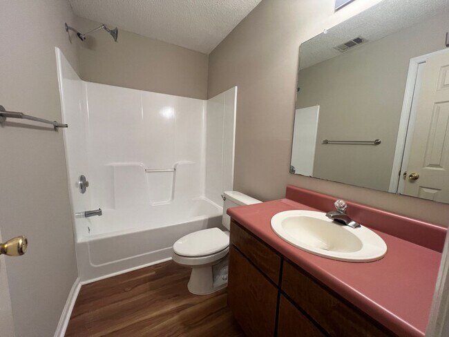 Building Photo - 3 bedroom 2.5 bath home