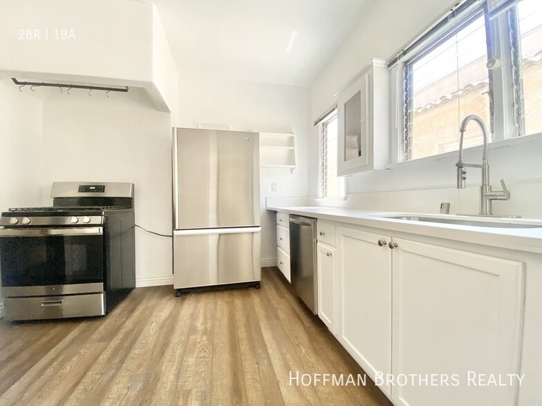 Building Photo - 362 1/2 N Sierra Bonita Ave