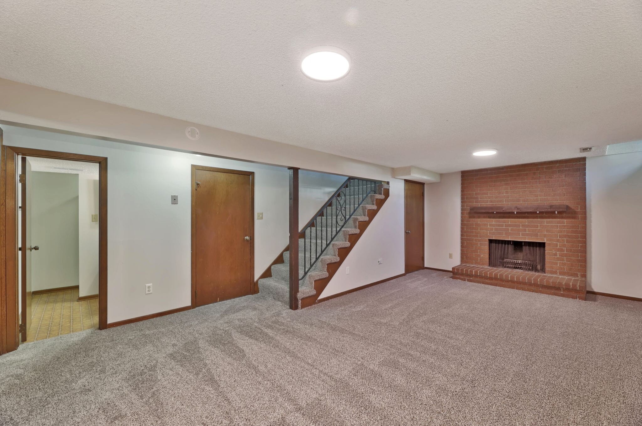 Building Photo - 1102 E Redwood Rd