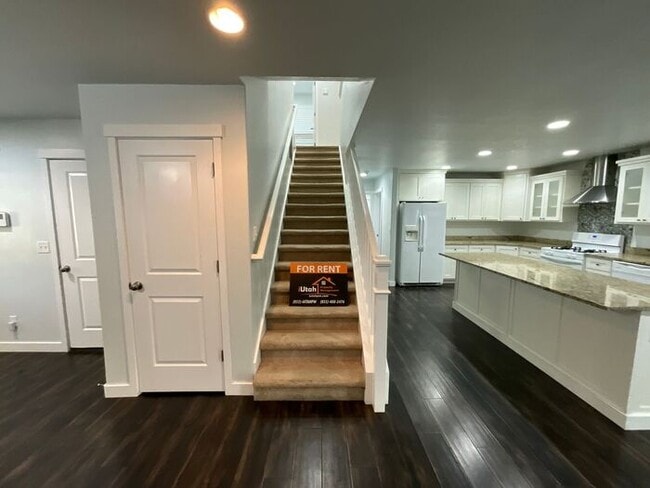 Building Photo - 4 bdrm 3 bth Home 2 Car Garage- Small Dog ...