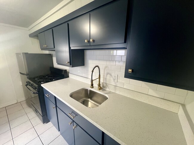 Building Photo - 615 Lake St