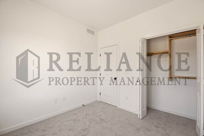 Building Photo - 5241 N Pinecrest Ct