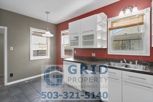 Building Photo - Spacious 3 Bedroom, 2 Bath Craftsman - Creston Park Neighborhood - A Must See!