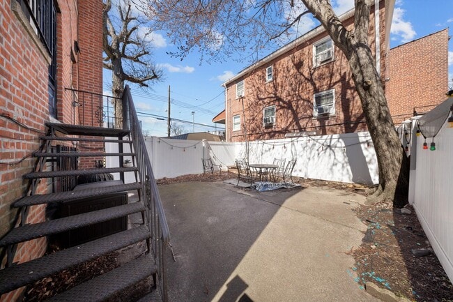 Building Photo - 1105 Mace Ave