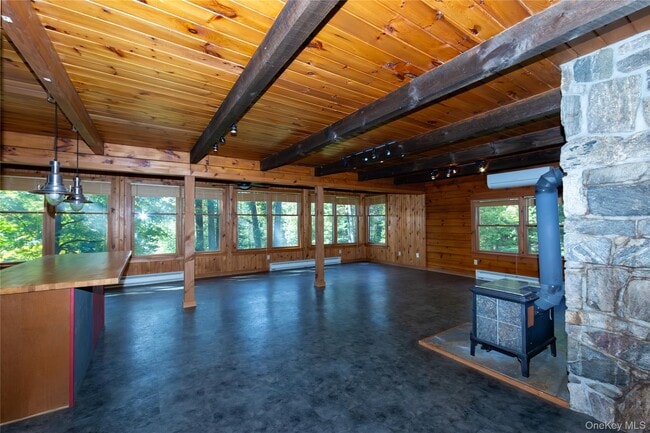 Building Photo - 559 Quaker Hill Rd