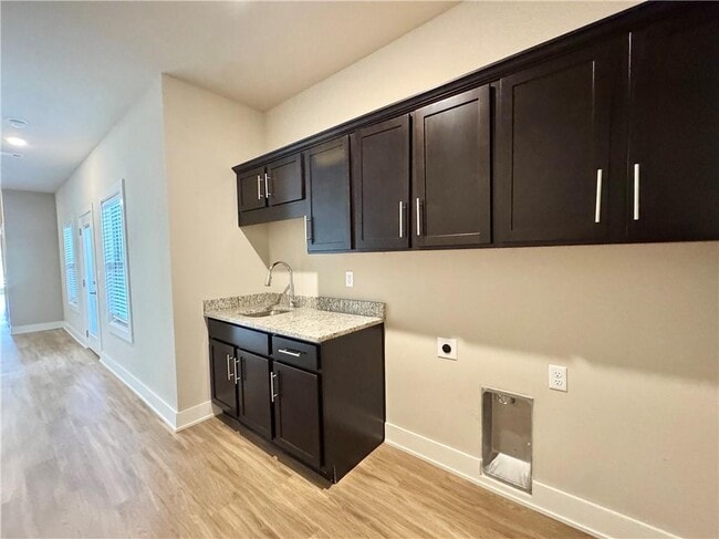 Building Photo - 921 NE Hts Ln