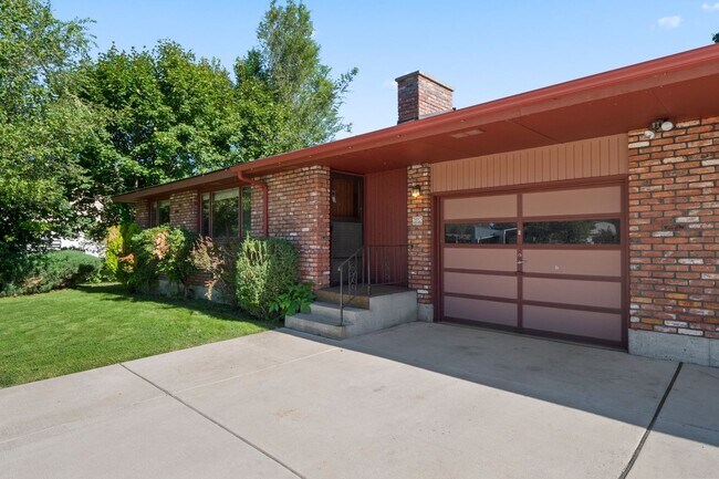 Building Photo - 505 W Ivanhoe Rd