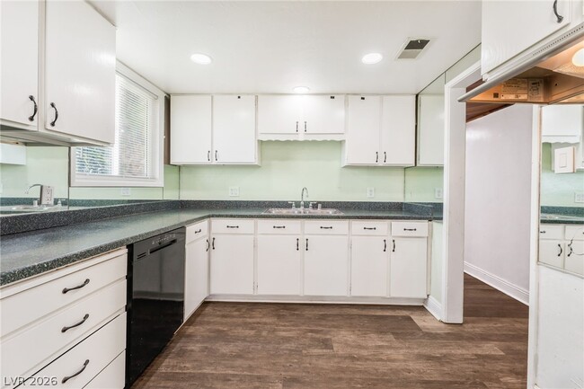 Building Photo - 1828 Hassett Ave